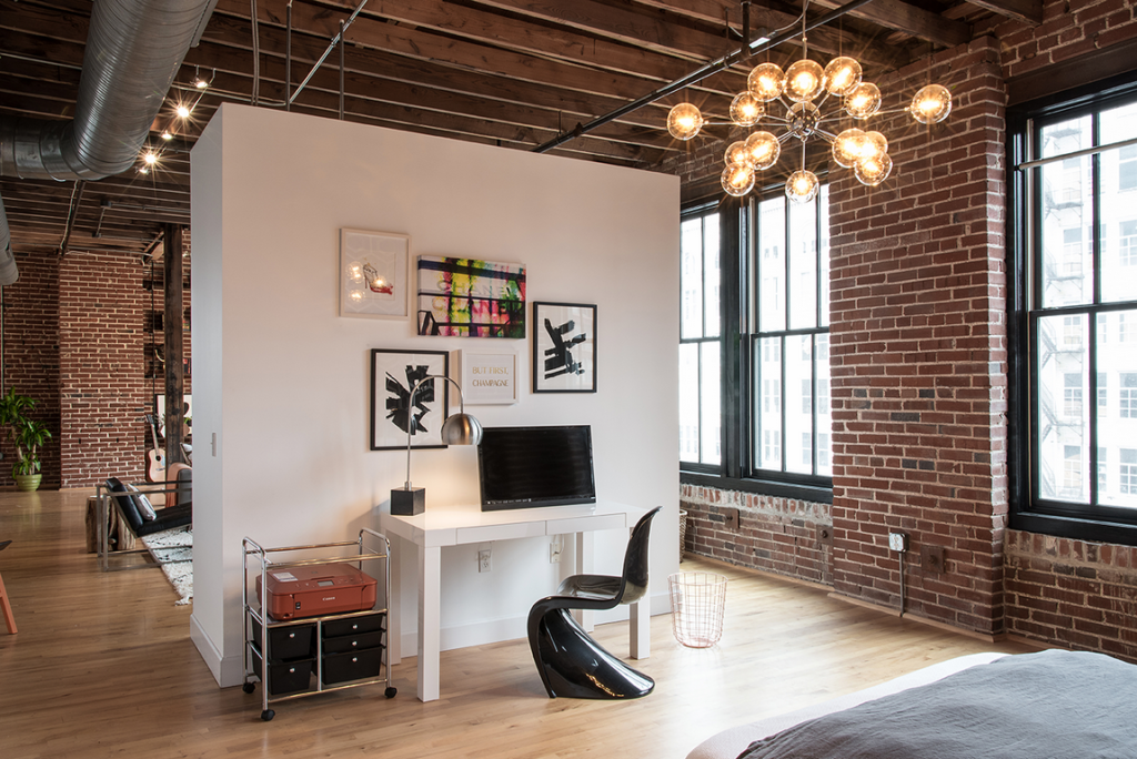 [Interior] Mezcla ecléctica bajo paredes de ladrillo – Virlova Style