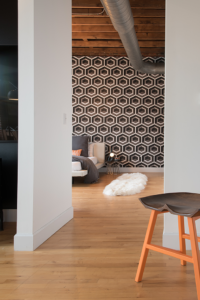 [Interior] Mezcla ecléctica bajo paredes de ladrillo – Virlova Style