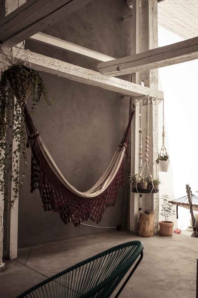 Reforma con carácter y vigas de madera encaladas – Virlova Style