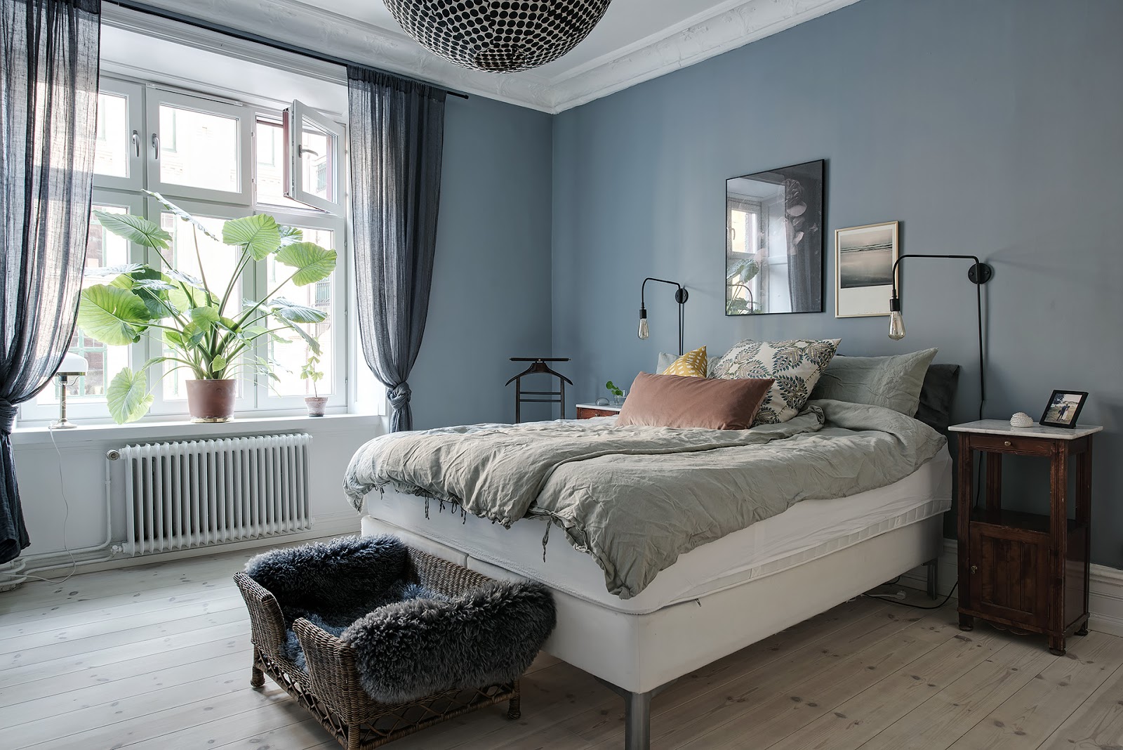 [Deco] Un interior en azul con acento parisino – Virlova Style